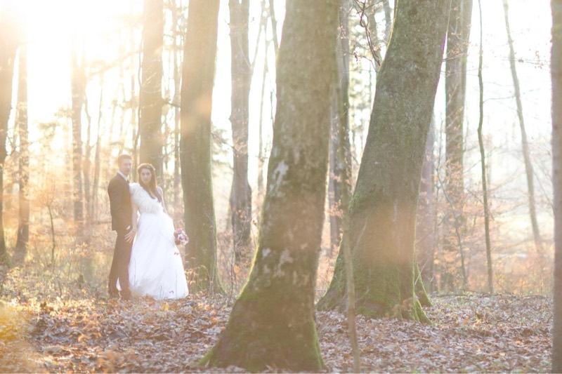 Brautpaar im Wald im Gegenlicht