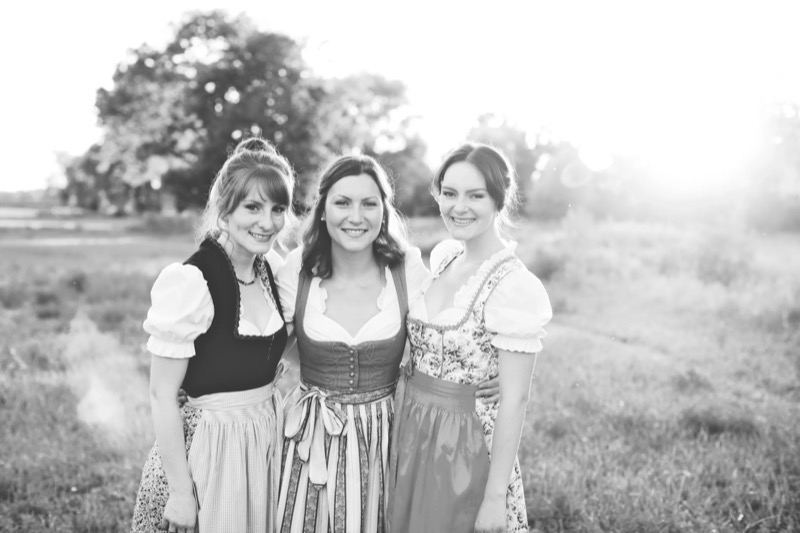 Drei Freundinnen im Dirndl im Gegenlicht, Schwarzweiß
