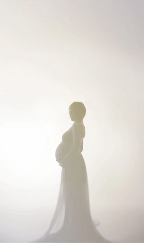 Silhouette einer Schwangeren im hellen Gegenlicht