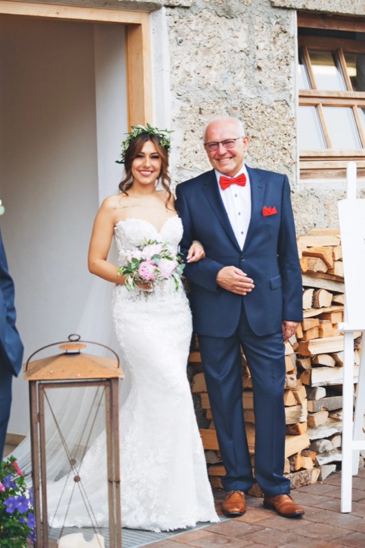 Der Vater führt die Braut zur Trauung
