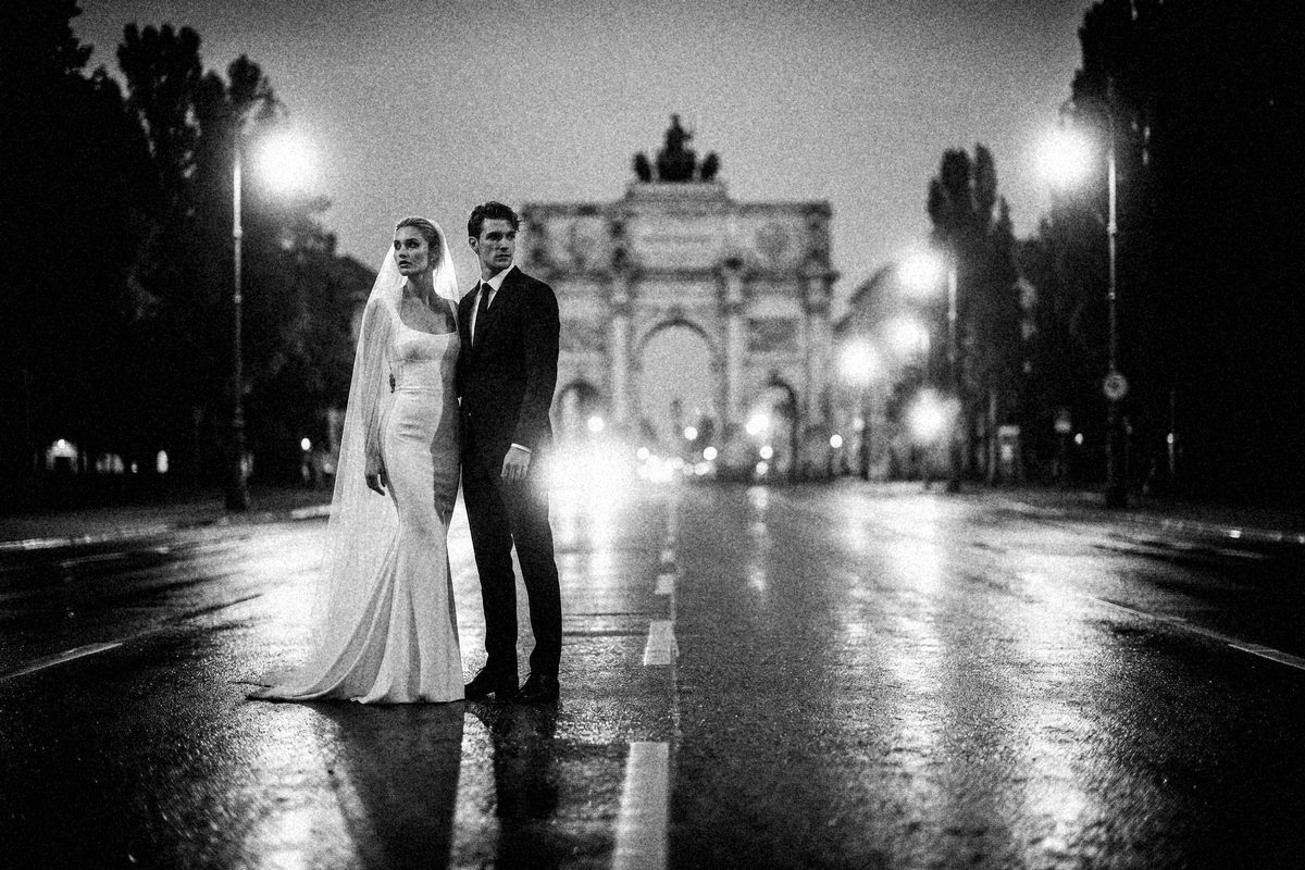 Brautpaar vor dem Siegestor bei Nacht, Schwarzweiß