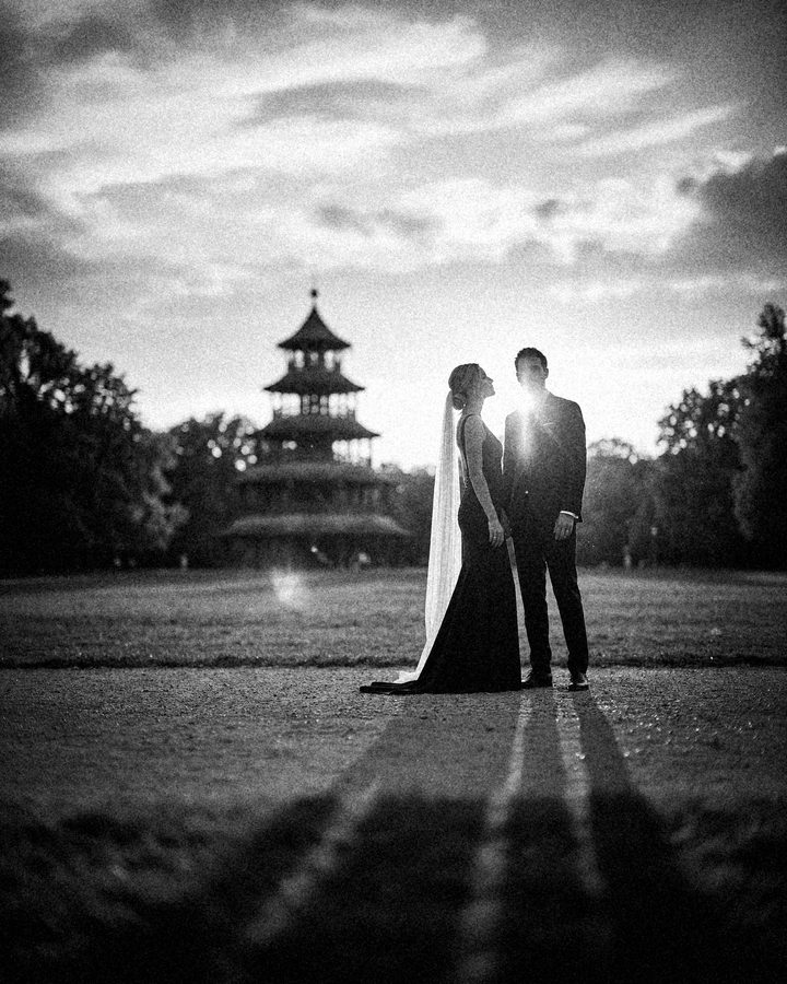 Brautpaar am Chinesischen Turm, Hochformat, Schwarzweiß