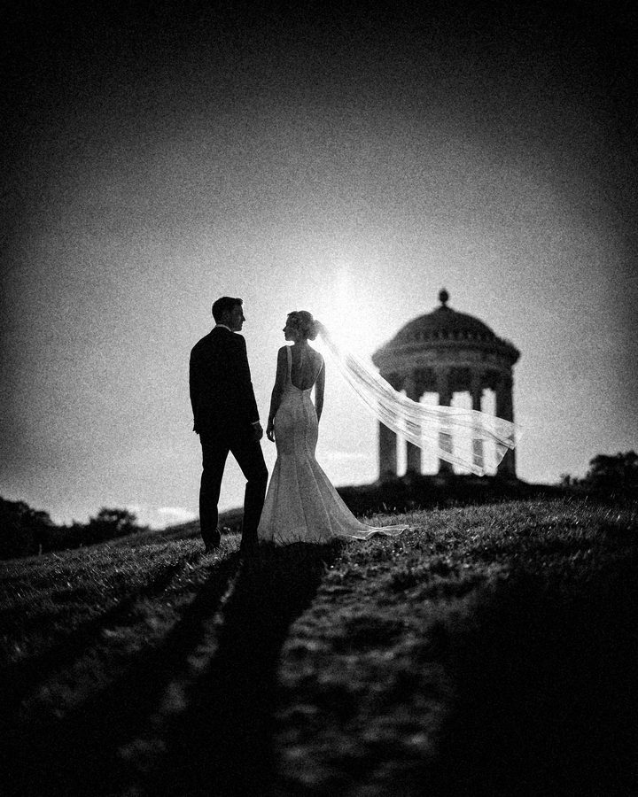 Brautpaar am Monopteros, Hochformat, Gegenlicht, Schwarzweiß