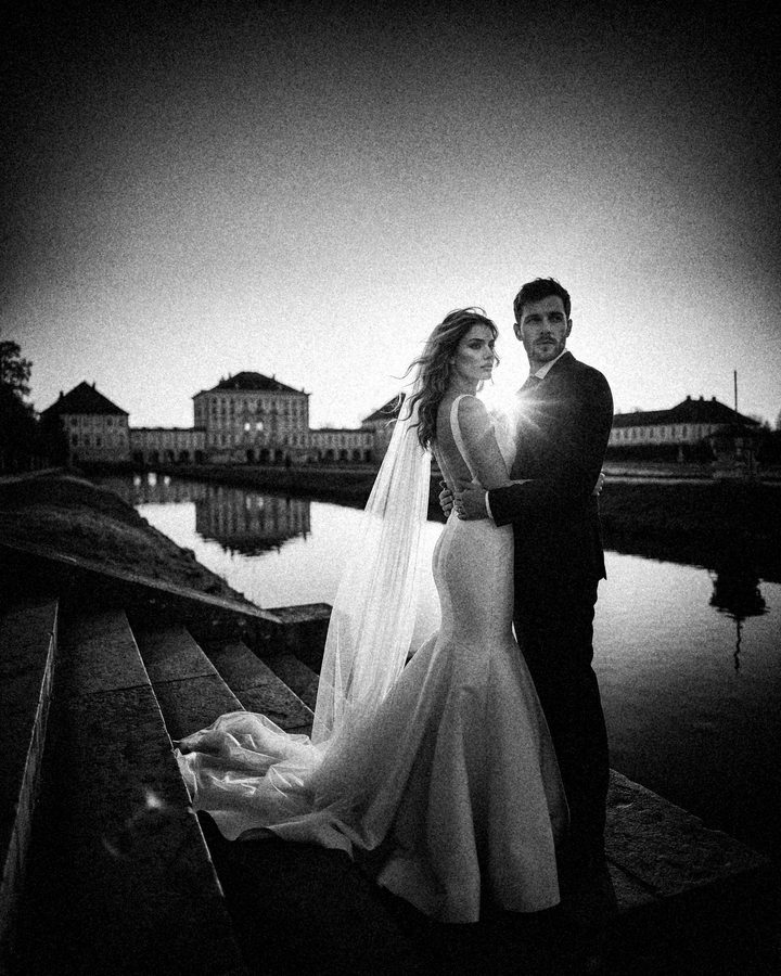 Brautpaar vor Schloss Nymphenburg, Hochformat, Schwarzweiß