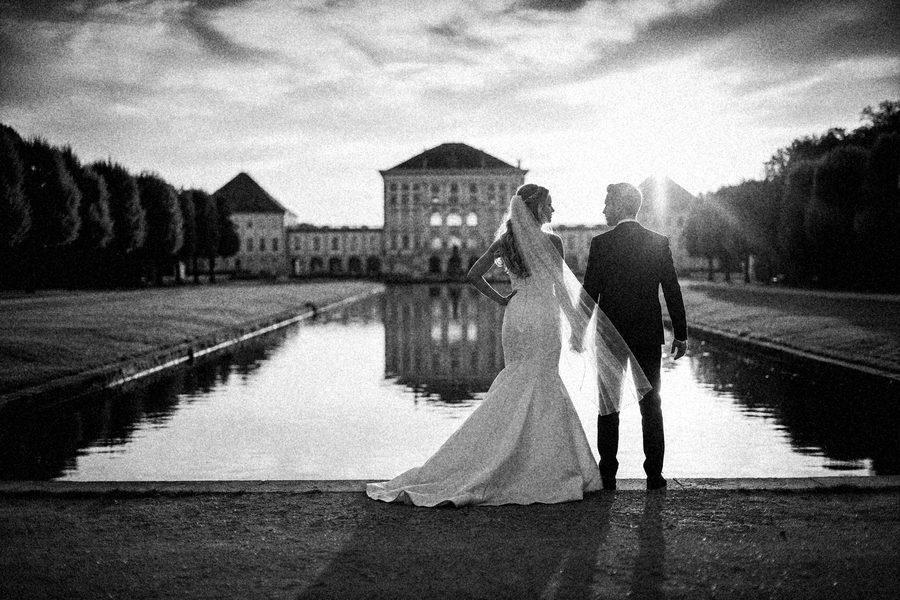 Brautpaar am Kanal vor Schloss Nymphenburg, Schwarzweiß