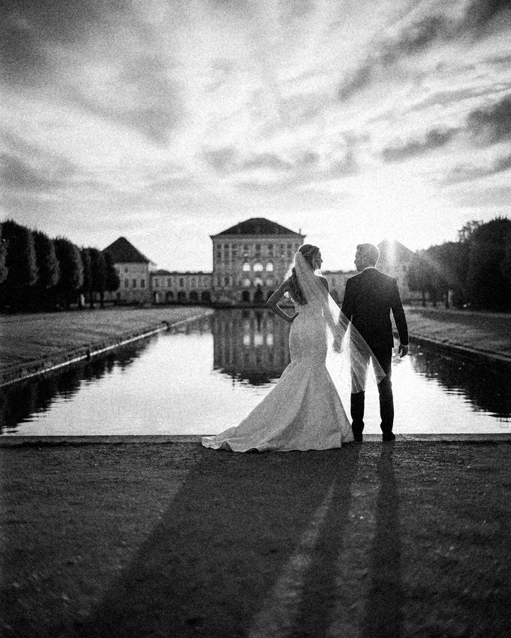 Brautpaar am Schlosskanal, Hochformat, Schwarzweiß