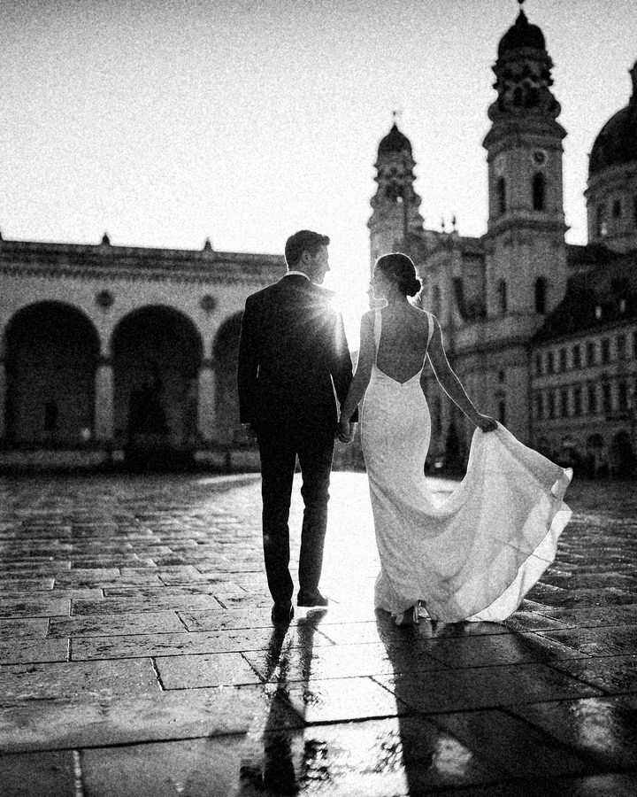 Brautpaar am Odeonsplatz, Hochformat, Schwarzweiß